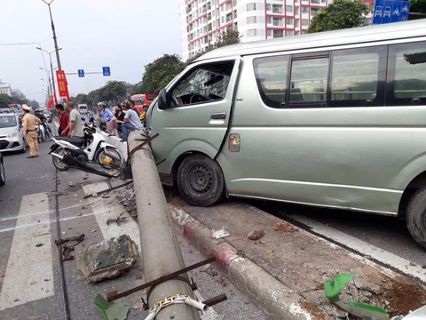 Ô tô đâm gãy cột điện gây ùn tắc trên đường Giải Phóng, Hà Nội - Ảnh 3. Ô tô đâm gãy cột điện gây ùn tắc trên đường Giải Phóng, Hà Nội - Ảnh 3.