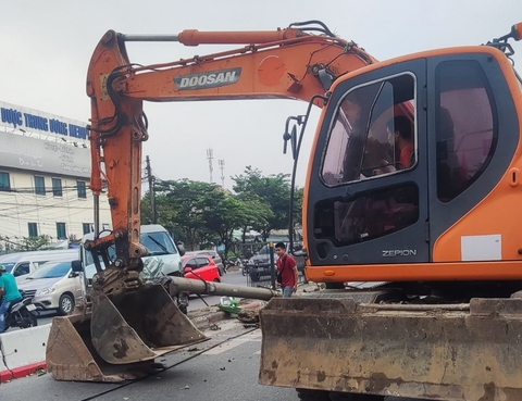Ô tô đâm gãy cột điện gây ùn tắc trên đường Giải Phóng, Hà Nội - Ảnh 4. Ô tô đâm gãy cột điện gây ùn tắc trên đường Giải Phóng, Hà Nội - Ảnh 4.