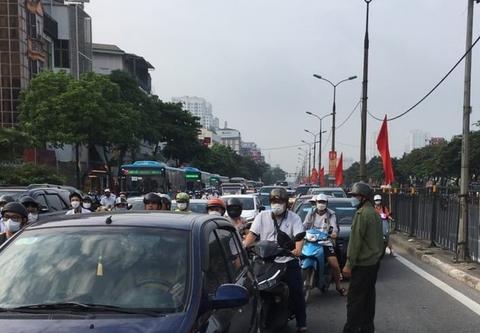 Ô tô đâm gãy cột điện gây ùn tắc trên đường Giải Phóng, Hà Nội - Ảnh 5. Ô tô đâm gãy cột điện gây ùn tắc trên đường Giải Phóng, Hà Nội - Ảnh 5.