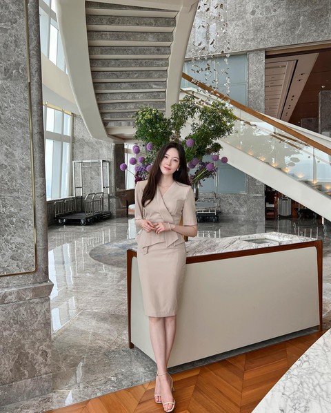 10 cách diện chân váy bút chì thanh lịch - Ảnh 8. 10 cách diện chân váy bút chì thanh lịch - Ảnh 8.