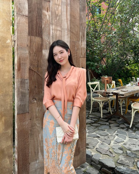 10 cách diện chân váy bút chì thanh lịch - Ảnh 2. 10 cách diện chân váy bút chì thanh lịch - Ảnh 2.