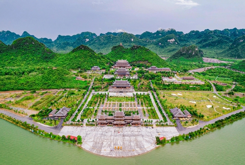 5 ngôi chùa có hồ nước như tiên cảnh: Hồ ở Việt Nam đẹp mĩ miều - Ảnh 13. 5 ngôi chùa có hồ nước như tiên cảnh: Hồ ở Việt Nam đẹp mĩ miều - Ảnh 13.