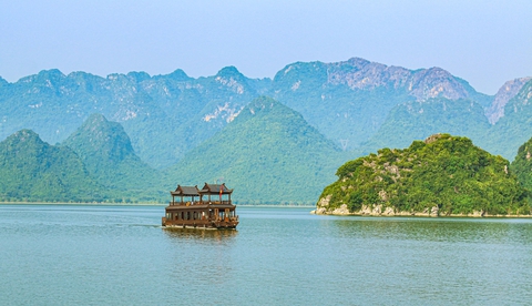 5 ngôi chùa có hồ nước như tiên cảnh: Hồ ở Việt Nam đẹp mĩ miều - Ảnh 14. 5 ngôi chùa có hồ nước như tiên cảnh: Hồ ở Việt Nam đẹp mĩ miều - Ảnh 14.