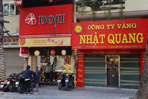 Hà Nội: Trang trí bắt mắt, cửa hàng vàng vẫn vắng vẻ trước ngày vía Thần Tài - Ảnh 5. Hà Nội: Trang trí bắt mắt, cửa hàng vàng vẫn vắng vẻ trước ngày vía Thần Tài - Ảnh 5.