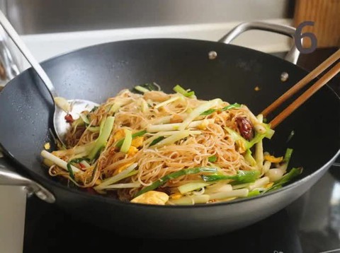Bữa sáng làm bún xào cả nhà ăn vừa lạ miệng lại đủ chất! - Ảnh 7. Bữa sáng làm bún xào cả nhà ăn vừa lạ miệng lại đủ chất! - Ảnh 7.