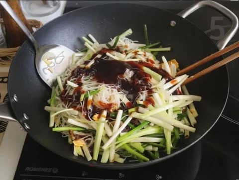 Bữa sáng làm bún xào cả nhà ăn vừa lạ miệng lại đủ chất! - Ảnh 6. Bữa sáng làm bún xào cả nhà ăn vừa lạ miệng lại đủ chất! - Ảnh 6.