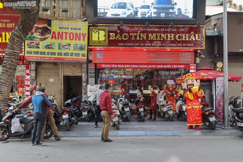Hà Nội: Trang trí bắt mắt, cửa hàng vàng vẫn vắng vẻ trước ngày vía Thần Tài - Ảnh 3. Hà Nội: Trang trí bắt mắt, cửa hàng vàng vẫn vắng vẻ trước ngày vía Thần Tài - Ảnh 3.