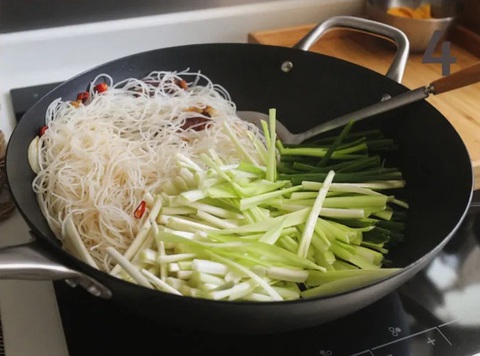 Bữa sáng làm bún xào cả nhà ăn vừa lạ miệng lại đủ chất! - Ảnh 5. Bữa sáng làm bún xào cả nhà ăn vừa lạ miệng lại đủ chất! - Ảnh 5.