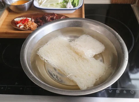 Bữa sáng làm bún xào cả nhà ăn vừa lạ miệng lại đủ chất! - Ảnh 1. Bữa sáng làm bún xào cả nhà ăn vừa lạ miệng lại đủ chất! - Ảnh 1.