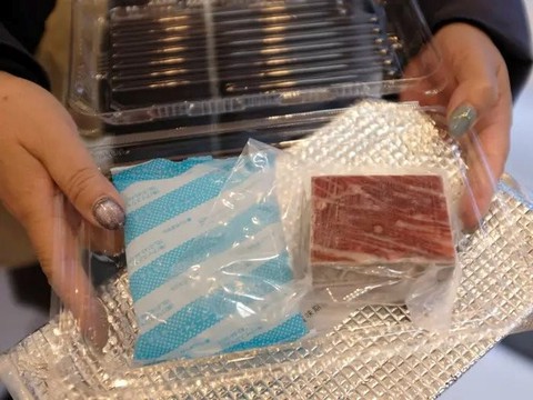 Một công ty Nhật Bản vừa mở bán thịt cá voi qua máy bán hàng tự động, giá thấp hơn cả 1 kg bò bắp ở Việt Nam - Ảnh 1. Một công ty Nhật Bản vừa mở bán thịt cá voi qua máy bán hàng tự động, giá thấp hơn cả 1 kg bò bắp ở Việt Nam - Ảnh 1.