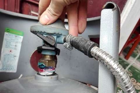 Nhà dùng bếp gas phải biết việc làm chỉ với một cây tăm này: Có thể giúp giảm “kha khá” tiền gas một năm - Ảnh 4. Nhà dùng bếp gas phải biết việc làm chỉ với một cây tăm này: Có thể giúp giảm “kha khá” tiền gas một năm - Ảnh 4.