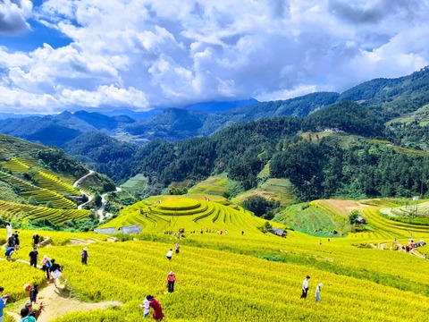Ngắm một trong tứ đại đỉnh đèo từ độ cao 2000m và mở tiệc nướng bên suối ở nơi có ruộng bậc thang đẹp nhất Tây Bắc - Ảnh 2. Ngắm một trong tứ đại đỉnh đèo từ độ cao 2000m và mở tiệc nướng bên suối ở nơi có ruộng bậc thang đẹp nhất Tây Bắc - Ảnh 2.