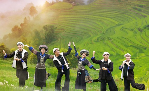 Ngắm một trong tứ đại đỉnh đèo từ độ cao 2000m và mở tiệc nướng bên suối ở nơi có ruộng bậc thang đẹp nhất Tây Bắc - Ảnh 1. Ngắm một trong tứ đại đỉnh đèo từ độ cao 2000m và mở tiệc nướng bên suối ở nơi có ruộng bậc thang đẹp nhất Tây Bắc - Ảnh 1.