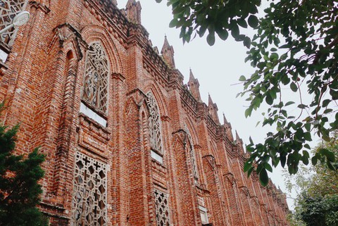 Phát hiện nhà thờ trăm tuổi đậm nét châu Âu cách Hà Nội 2 giờ chạy xe, du khách nhận xét ở ngoài đẹp hơn trong hình - Ảnh 4. Phát hiện nhà thờ trăm tuổi đậm nét châu Âu cách Hà Nội 2 giờ chạy xe, du khách nhận xét ở ngoài đẹp hơn trong hình - Ảnh 4.