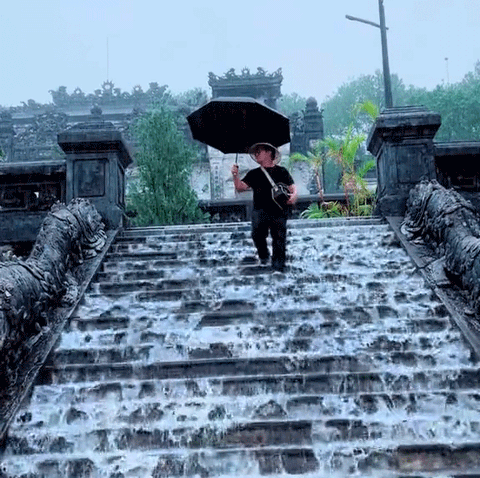 Đi du lịch Huế, chàng trai gặp mưa xối xả nhưng cách an ủi của cư dân mạng khiến ai cũng phải gật gù - Ảnh 1. Đi du lịch Huế, chàng trai gặp mưa xối xả nhưng cách an ủi của cư dân mạng khiến ai cũng phải gật gù - Ảnh 1.