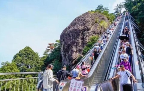 Kỳ lạ: Trung Quốc xuất hiện kiểu leo núi mới, từ trẻ nhỏ đến người già ai cũng thích - Ảnh 1. Kỳ lạ: Trung Quốc xuất hiện kiểu leo núi mới, từ trẻ nhỏ đến người già ai cũng thích - Ảnh 1.