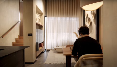 Chàng trai tự sửa căn penthouse cho 3 người ở: “Nhà không lớn nhưng đủ tốt với gia đình tôi” - Ảnh 2. Chàng trai tự sửa căn penthouse cho 3 người ở: “Nhà không lớn nhưng đủ tốt với gia đình tôi” - Ảnh 2.