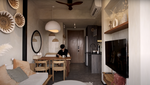 Chàng trai tự sửa căn penthouse cho 3 người ở: “Nhà không lớn nhưng đủ tốt với gia đình tôi” - Ảnh 1. Chàng trai tự sửa căn penthouse cho 3 người ở: “Nhà không lớn nhưng đủ tốt với gia đình tôi” - Ảnh 1.