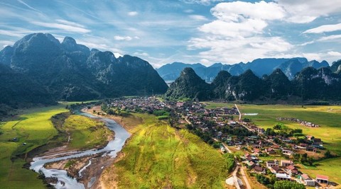 Có gì ở ngôi làng Việt Nam gần kỳ quan nổi tiếng, vừa được vinh danh là Làng du lịch tốt nhất thế giới? - Ảnh 1. Có gì ở ngôi làng Việt Nam gần kỳ quan nổi tiếng, vừa được vinh danh là Làng du lịch tốt nhất thế giới? - Ảnh 1.