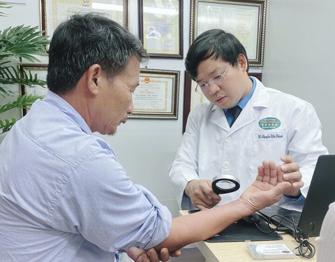 Đắp nhựa cây xương rồng trị viêm da, người đàn ông không cầm nổi đũa để ăn cơm - Ảnh 2. Đắp nhựa cây xương rồng trị viêm da, người đàn ông không cầm nổi đũa để ăn cơm - Ảnh 2.