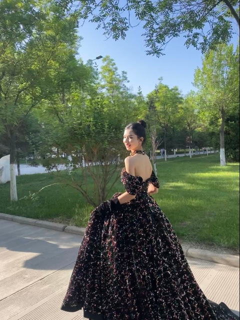 Nữ sinh cầm bảng tại hội thao tạo khoảnh khắc kinh diễm như đi thảm đỏ: Thanh xuân nợ tôi một nữ thần như thế! - Ảnh 7. Nữ sinh cầm bảng tại hội thao tạo khoảnh khắc kinh diễm như đi thảm đỏ: Thanh xuân nợ tôi một nữ thần như thế! - Ảnh 7.