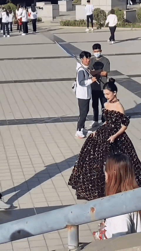 Nữ sinh cầm bảng tại hội thao tạo khoảnh khắc kinh diễm như đi thảm đỏ: Thanh xuân nợ tôi một nữ thần như thế! - Ảnh 3. Nữ sinh cầm bảng tại hội thao tạo khoảnh khắc kinh diễm như đi thảm đỏ: Thanh xuân nợ tôi một nữ thần như thế! - Ảnh 3.