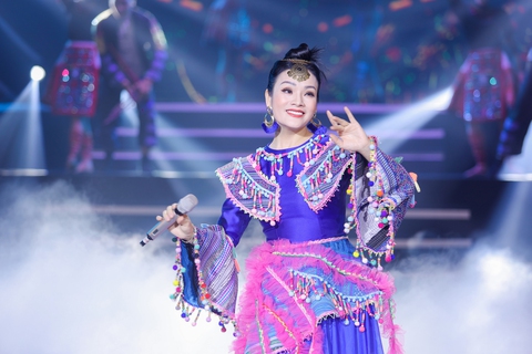 NSND Quang Thọ, NSND Quốc Hưng khoe giọng đỉnh cao cùng dàn ca sĩ nổi tiếng trong liveshow Mùa thu vàng - Ảnh 5. NSND Quang Thọ, NSND Quốc Hưng khoe giọng đỉnh cao cùng dàn ca sĩ nổi tiếng trong liveshow Mùa thu vàng - Ảnh 5.