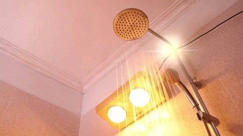 Đèn sưởi trong nhà tắm đột ngột bốc cháy, phát nổ: Lời cảnh báo cho nhiều gia đình vào mùa đông - Ảnh 4. Đèn sưởi trong nhà tắm đột ngột bốc cháy, phát nổ: Lời cảnh báo cho nhiều gia đình vào mùa đông - Ảnh 4.