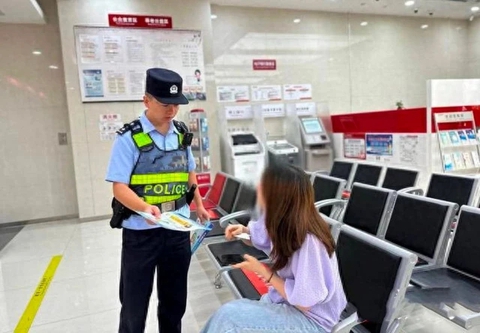 Đầu tư chứng khoán qua app để hưởng lãi gấp 4 lần, chưa đầy 1 tuần, người phụ nữ mất sạch 1,8 tỷ đồng: Cảnh sát vào cuộc tiết lộ chiêu thức tinh vi - Ảnh 3. Đầu tư chứng khoán qua app để hưởng lãi gấp 4 lần, chưa đầy 1 tuần, người phụ nữ mất sạch 1,8 tỷ đồng: Cảnh sát vào cuộc tiết lộ chiêu thức tinh vi - Ảnh 3.