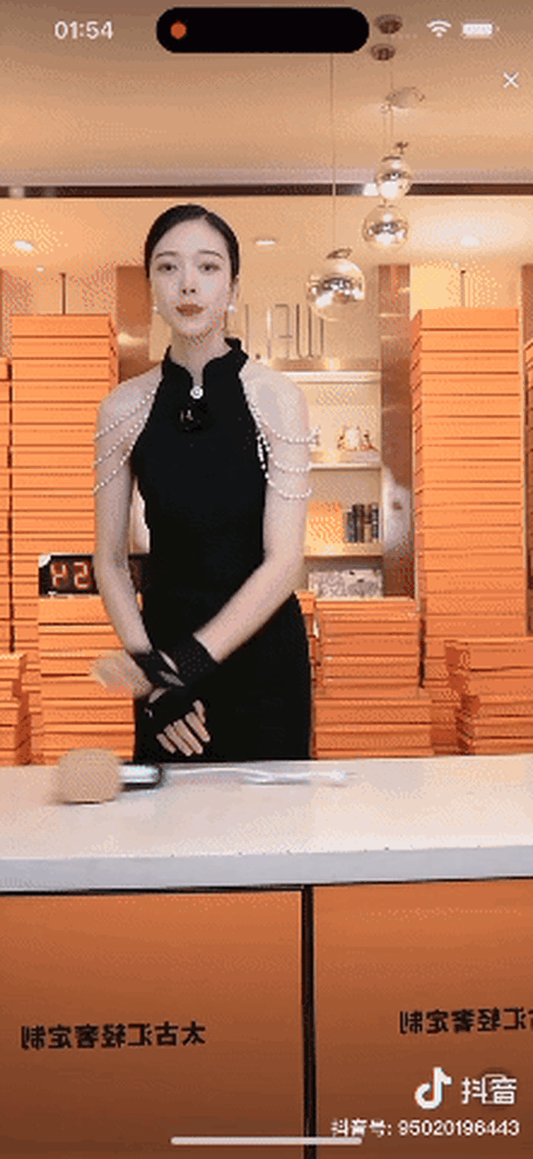 Giải mã sức hút của “Nữ chiến thần livestream thanh lịch” bán 1 triệu sản phẩm chỉ trong một phiên phát sóng: “Đã vào xem thì không thoát ra nổi!” - Ảnh 5. Giải mã sức hút của “Nữ chiến thần livestream thanh lịch” bán 1 triệu sản phẩm chỉ trong một phiên phát sóng: “Đã vào xem thì không thoát ra nổi!” - Ảnh 5.