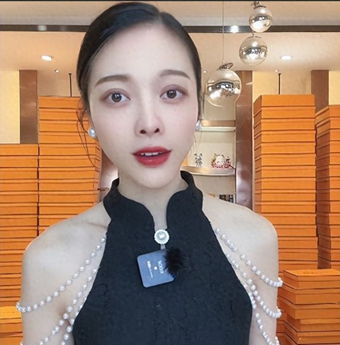 Giải mã sức hút của “Nữ chiến thần livestream thanh lịch” bán 1 triệu sản phẩm chỉ trong một phiên phát sóng: “Đã vào xem thì không thoát ra nổi!” - Ảnh 3. Giải mã sức hút của “Nữ chiến thần livestream thanh lịch” bán 1 triệu sản phẩm chỉ trong một phiên phát sóng: “Đã vào xem thì không thoát ra nổi!” - Ảnh 3.