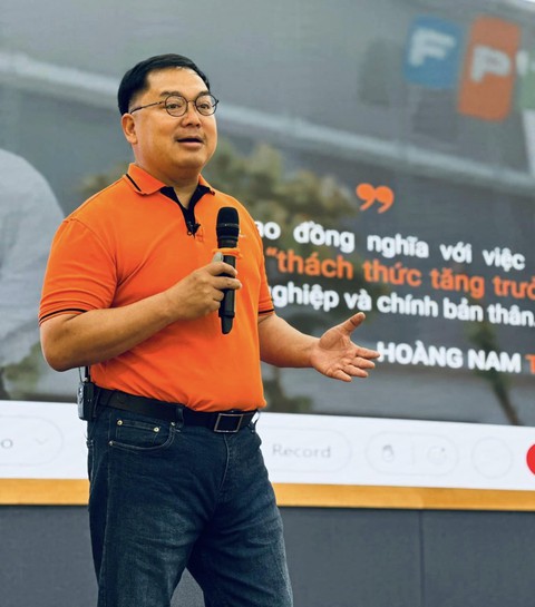 Chàng trai có bằng thạc sĩ ở Mỹ, đi làm 12 năm vẫn được sếp Hoàng Nam Tiến “xúi” học tiến sĩ: Vì sao? - Ảnh 1. Chàng trai có bằng thạc sĩ ở Mỹ, đi làm 12 năm vẫn được sếp Hoàng Nam Tiến “xúi” học tiến sĩ: Vì sao? - Ảnh 1.