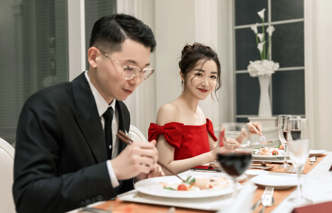 Hôn nhân của “phú bà” Đào Hỷ Nhi: Tổ chức cưới riêng tư ở Nhật, chồng ít lên sóng vì sợ fan vợ bỏ chạy - Ảnh 7. Hôn nhân của “phú bà” Đào Hỷ Nhi: Tổ chức cưới riêng tư ở Nhật, chồng ít lên sóng vì sợ fan vợ bỏ chạy - Ảnh 7.
