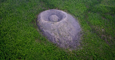 Miệng núi lửa Patomskiy: Kỳ quan thiên nhiên hay tàn tích của UFO cổ đại? - Ảnh 1. Miệng núi lửa Patomskiy: Kỳ quan thiên nhiên hay tàn tích của UFO cổ đại? - Ảnh 1.