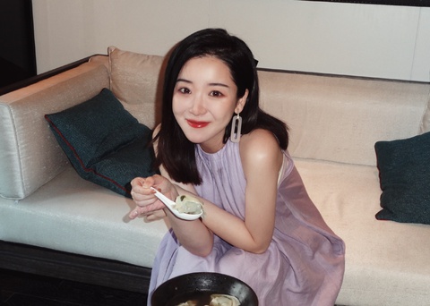 Hôn nhân của “phú bà” Đào Hỷ Nhi: Tổ chức cưới riêng tư ở Nhật, chồng ít lên sóng vì sợ fan vợ bỏ chạy - Ảnh 2. Hôn nhân của “phú bà” Đào Hỷ Nhi: Tổ chức cưới riêng tư ở Nhật, chồng ít lên sóng vì sợ fan vợ bỏ chạy - Ảnh 2.