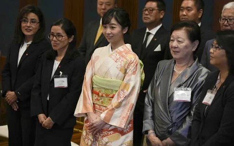 Công chúa xinh đẹp nhất Nhật Bản một mình xuất hiện trong chuyến công du nước ngoài, được khen hết lời bởi chi tiết cực tinh tế - Ảnh 5. Công chúa xinh đẹp nhất Nhật Bản một mình xuất hiện trong chuyến công du nước ngoài, được khen hết lời bởi chi tiết cực tinh tế - Ảnh 5.