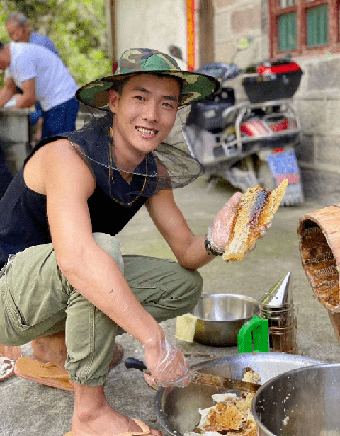 9X bỏ việc thành phố, lên núi nuôi ong, áp dụng cách kinh doanh ‘độc’, thu nhập 50 tỷ/năm - Ảnh 1. 9X bỏ việc thành phố, lên núi nuôi ong, áp dụng cách kinh doanh ‘độc’, thu nhập 50 tỷ/năm - Ảnh 1.