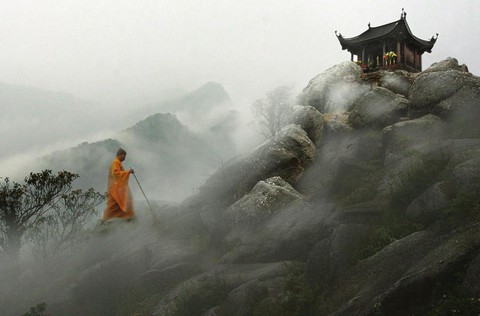Ngôi chùa được đặt cao nhất Việt Nam nhiệt độ xuống 0 độ C, xuất hiện băng tuyết: Cách Hà Nội chỉ 130km - Ảnh 7. Ngôi chùa được đặt cao nhất Việt Nam nhiệt độ xuống 0 độ C, xuất hiện băng tuyết: Cách Hà Nội chỉ 130km - Ảnh 7.