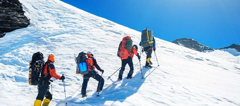 Tại sao việc leo lên đỉnh Everest phải bắt đầu lúc nửa đêm?- Ảnh 5. Tại sao việc leo lên đỉnh Everest phải bắt đầu lúc nửa đêm?- Ảnh 5.