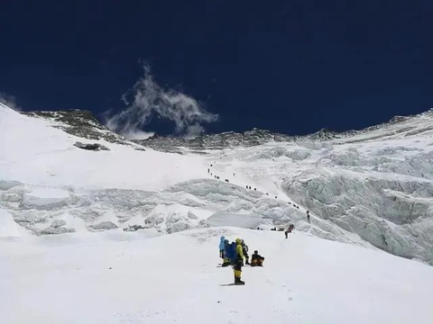 Tại sao việc leo lên đỉnh Everest phải bắt đầu lúc nửa đêm?- Ảnh 3. Tại sao việc leo lên đỉnh Everest phải bắt đầu lúc nửa đêm?- Ảnh 3.
