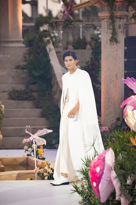 Lâm Bảo Châu xuất hiện như hoàng tử, fashionisto 71 tuổi catwalk cực ngầu, trẻ bất ngờ - Ảnh 1. Lâm Bảo Châu xuất hiện như hoàng tử, fashionisto 71 tuổi catwalk cực ngầu, trẻ bất ngờ - Ảnh 1.