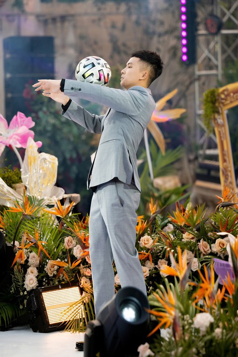 Lâm Bảo Châu xuất hiện như hoàng tử, fashionisto 71 tuổi catwalk cực ngầu, trẻ bất ngờ - Ảnh 6. Lâm Bảo Châu xuất hiện như hoàng tử, fashionisto 71 tuổi catwalk cực ngầu, trẻ bất ngờ - Ảnh 6.