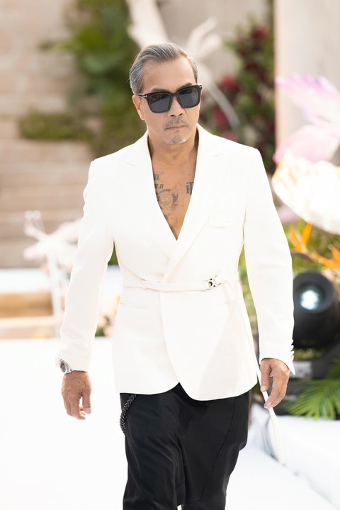 Lâm Bảo Châu xuất hiện như hoàng tử, fashionisto 71 tuổi catwalk cực ngầu, trẻ bất ngờ - Ảnh 5. Lâm Bảo Châu xuất hiện như hoàng tử, fashionisto 71 tuổi catwalk cực ngầu, trẻ bất ngờ - Ảnh 5.