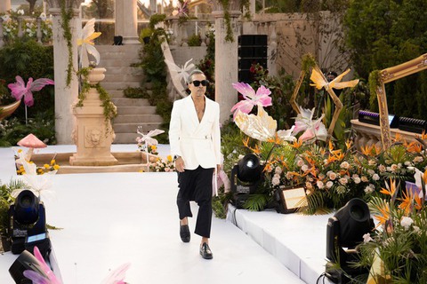 Lâm Bảo Châu xuất hiện như hoàng tử, fashionisto 71 tuổi catwalk cực ngầu, trẻ bất ngờ - Ảnh 4. Lâm Bảo Châu xuất hiện như hoàng tử, fashionisto 71 tuổi catwalk cực ngầu, trẻ bất ngờ - Ảnh 4.