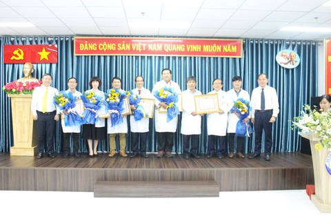 TPHCM thưởng nóng cho ê kíp bác sĩ cứu sống bệnh nhi bị viêm cơ tim tối cấp - Ảnh 4. TPHCM thưởng nóng cho ê kíp bác sĩ cứu sống bệnh nhi bị viêm cơ tim tối cấp - Ảnh 4.