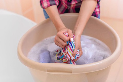 6 mẹo giải cứu quần áo mùa nồm không phải ai cũng biết: cứ áp dụng là không còn ẩm ướt, mùi hôi - Ảnh 2. 6 mẹo giải cứu quần áo mùa nồm không phải ai cũng biết: cứ áp dụng là không còn ẩm ướt, mùi hôi - Ảnh 2.