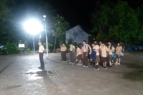 Thí điểm giáo dục gây tranh cãi ở Indonesia khiến học sinh lết như xác sống, phụ huynh bức xúc - Ảnh 2. Thí điểm giáo dục gây tranh cãi ở Indonesia khiến học sinh lết như xác sống, phụ huynh bức xúc - Ảnh 2.