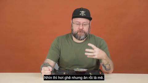 Khách Tây phản ứng bá đạo khi ăn lòng lợn, tiết canh của Việt Nam: Chỉ 1 câu mà quá chất - Ảnh 4. Khách Tây nếm thử lòng lợn, tiết canh của Việt Nam rồi chốt 1 câu khiến người xem cười bò - Ảnh 2.