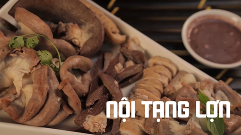 Khách Tây phản ứng bá đạo khi ăn lòng lợn, tiết canh của Việt Nam: Chỉ 1 câu mà quá chất - Ảnh 5. Khách Tây nếm thử lòng lợn, tiết canh của Việt Nam rồi chốt 1 câu khiến người xem cười bò - Ảnh 5.