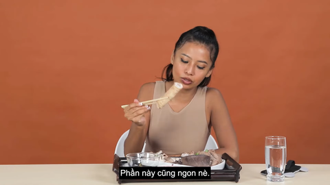 Khách Tây phản ứng bá đạo khi ăn lòng lợn, tiết canh của Việt Nam: Chỉ 1 câu mà quá chất - Ảnh 6. Khách Tây nếm thử lòng lợn, tiết canh của Việt Nam rồi chốt 1 câu khiến người xem cười bò - Ảnh 7.